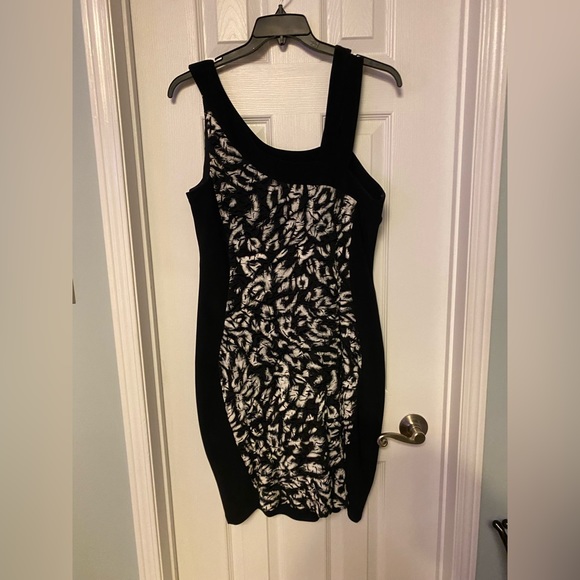 Flattering black and white stretch dress size 18 - Picture 1 of 3